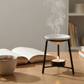 Ontdek de Noire aroma brander van STUDIO NOÉRA. Een elegante zwarte oliebrander van smeedijzer voor waxmelts en geurolie, met warm kaarslicht en een minimalistische uitstraling.