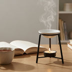 Ontdek de Noire aroma brander van STUDIO NOÉRA. Een elegante zwarte oliebrander van smeedijzer voor waxmelts en geurolie, met warm kaarslicht en een minimalistische uitstraling.