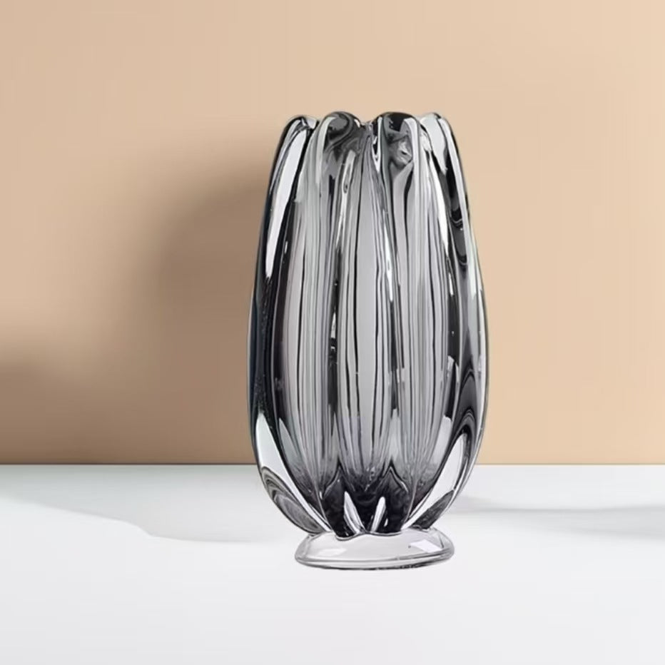 Stijlvolle glazen vazen in rookgrijs design, gecombineerd met decoratieve takken op een houten dienblad. Deze moderne vazen geven ieder interieur een luxe en sfeervolle uitstraling en passen perfect binnen een modern, minimalistisch of hotel-chique interieur.