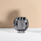 Stijlvolle glazen vazen in rookgrijs design, gecombineerd met decoratieve takken op een houten dienblad. Deze moderne vazen geven ieder interieur een luxe en sfeervolle uitstraling en passen perfect binnen een modern, minimalistisch of hotel-chique interieur.