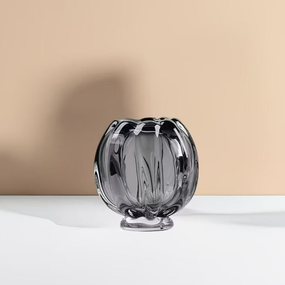 Stijlvolle glazen vazen in rookgrijs design, gecombineerd met decoratieve takken op een houten dienblad. Deze moderne vazen geven ieder interieur een luxe en sfeervolle uitstraling en passen perfect binnen een modern, minimalistisch of hotel-chique interieur.